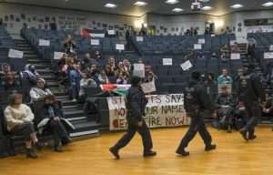 ​(FOTO GALERIJA): Njemačka policija intervenirala na sveučilištu u Berlinu tijekom propalestinskog studentskog prosvjeda