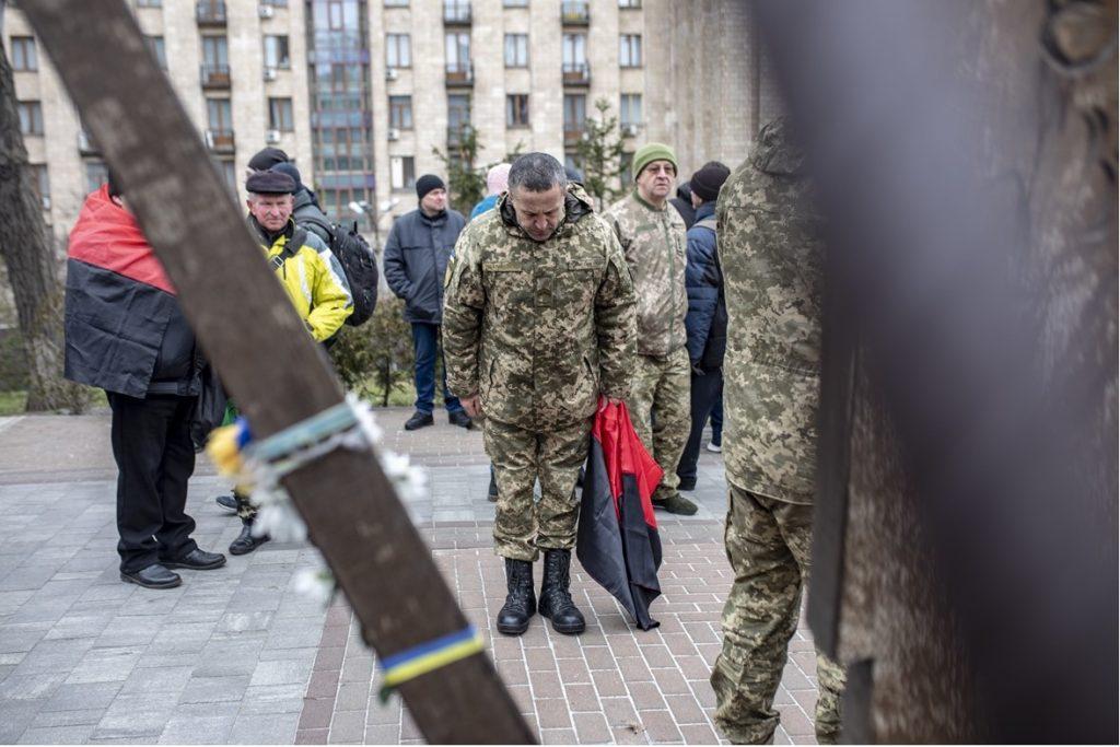 Naklon ukrajinskog vojnika ubijenim Ukrajincima (ILUSTRACIJA) / Foto: Anadolu