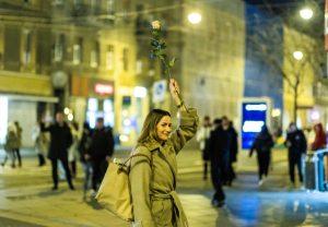 Žena s cvijetom u ruci za proslavu 8. ožujka u Zagrebu / Foto: Hina