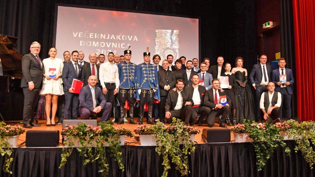 Pobjednici Večernjakove domovnice 2024. sa organizatorima iz Večernjeg lista i Fenix-magazina / Foto: Fenix (Zvonko Bosnić)
