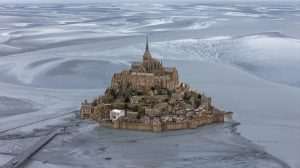 Mont Saint Michel je jedna od najposjećenijih turističkih atrakcija u Francuskoj izvan Pariza / Foto: Anadolu