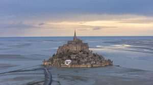 Mont Saint Michel je jedna od najposjećenijih turističkih atrakcija u Francuskoj izvan Pariza / Foto: Anadolu