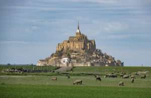 Mont Saint Michel je jedna od najposjećenijih turističkih atrakcija u Francuskoj izvan Pariza / Foto: Anadolu