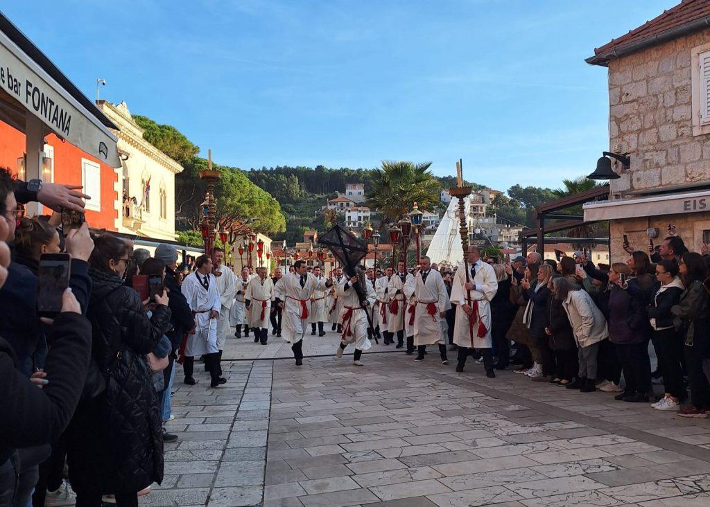 Predsjednik Vlade RH Andrej Plenković sudjelovao je na Veliki Četvrtak u procesiji Za križen u Svirču, na otoku Hvaru / Foto: Fenix (SIM)