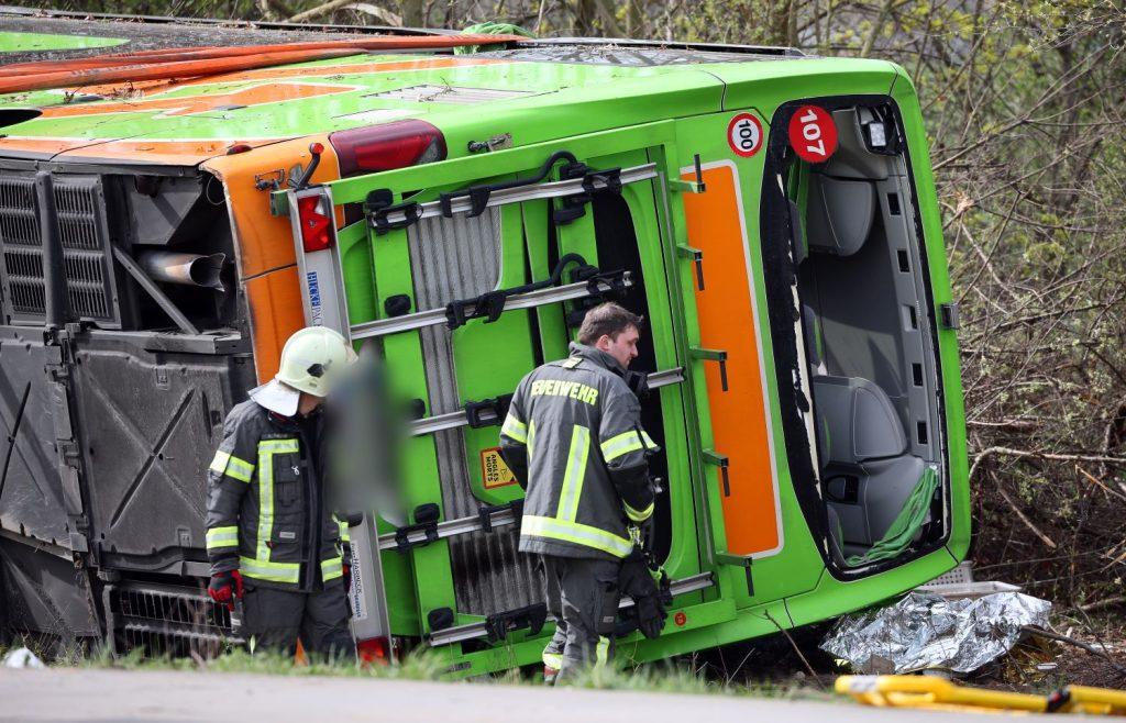 Prometna nesreća u kojoj se prevrnuo autobus Flixbusa na autocesti A9 nedaleko od Leipziga / Foto: Jan Woitas/dpa
