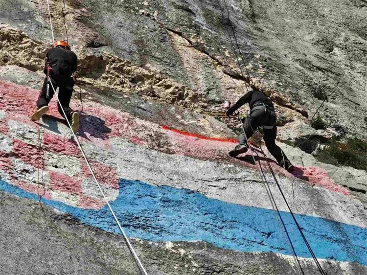 Hrvatska zastava oslikana na stijeni iznad Komolca / Foto: Hina
