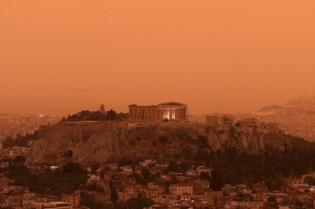 Nebo iznad Atene obojano narančastom bojom pustinjske prašine iz Afrike / Foto: Anadolu