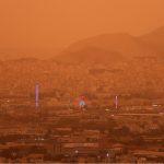 Nebo iznad Atene obojano narančastom bojom pustinjske prašine iz Afrike / Foto: Anadolu