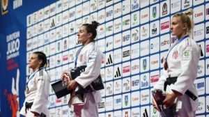 Barbara Matić (u sredini) i Lara Cvjetko (desno) na postolju sa osvojenim medaljama / Foto: Hina