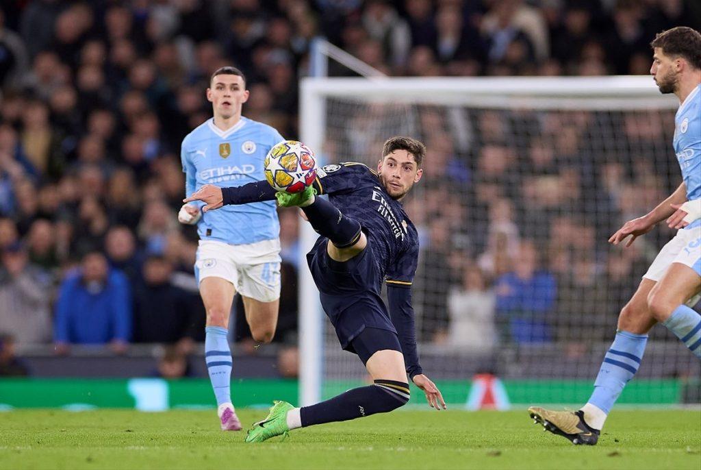 Federico Valverde iz Reala škaricama puca na gol Manchester Cityja / Foto: Anadolu