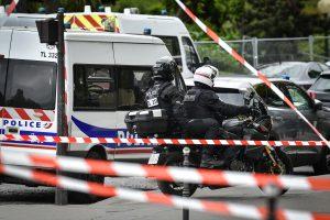 Francuska policija, blokada konzulata