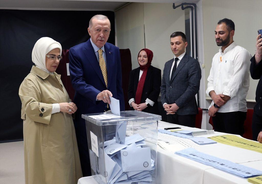 Predsjednik Erdogan sa suprugom glasa na lokalnim izborima u Turskoj / Foto: Anadolu