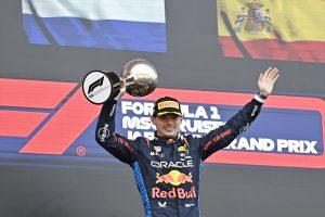 Max Verstappen sa peharom pobjednika na pobjedničkom postolju / Foto: Anadolu