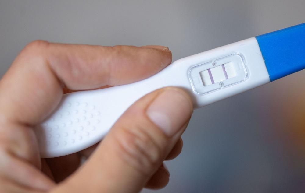 Test trudnoće / Foto: Hendrik Schmidt/dpa