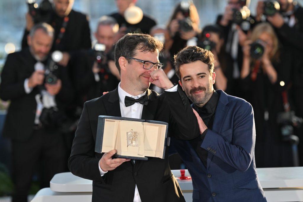 Redatelj i scenarista Nebojša Slijepčević (L) pozira držeći priznanje "Zlatna palma" za najbolji kratkometražni film koje mu je dodijeljeno za ostvarenje "Čovjek koji nije mogao šutjeti" / Foto: Anadolu