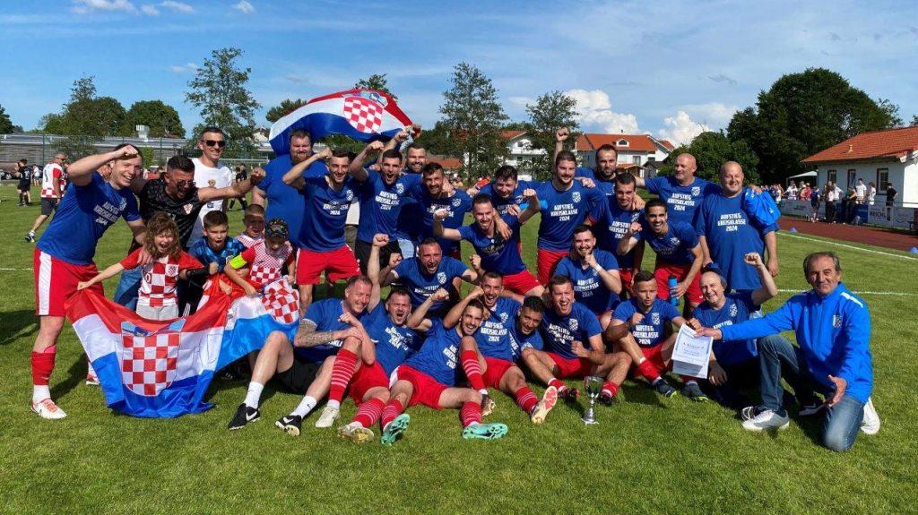 Slavlje igrača i navijača Croatije Rosenheim / Foto: Michaela Stapić