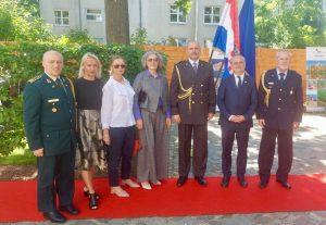 Veleposlanik Gordan Bakota i pukovnik Zdravko Barbarić sa suradnicima dočekivali su i pozdravljali uzvanike / Foto: Fenix (VRH B)
