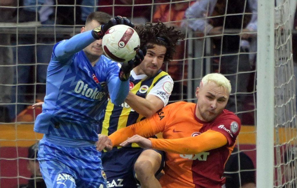 Dominik Livaković sačuvao je svoju mrežu u velikom istanbulskom derbiju između Galatasaraya i Fenerbahcea / Foto: Anadolu