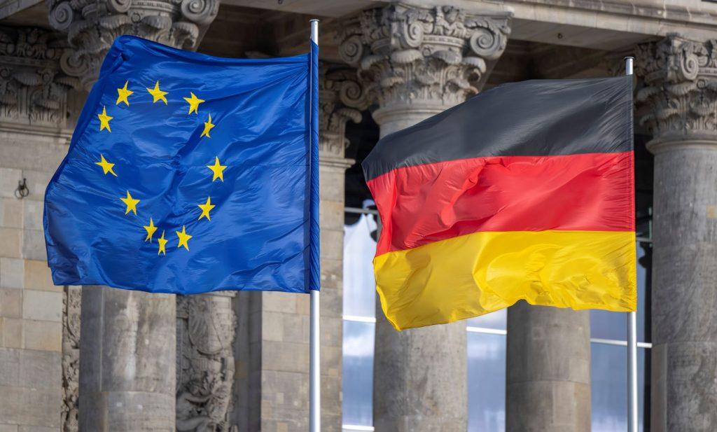 Zastava EU i njemačka zastava / Foto: Monika Skolimowska/dpa