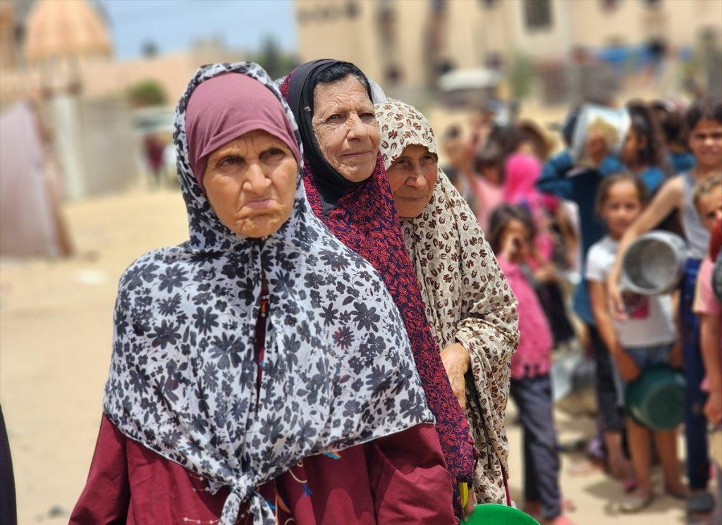 Žene i djeca u redovima za humanitarnu pomoć u Gazi / Foto: Anadolu