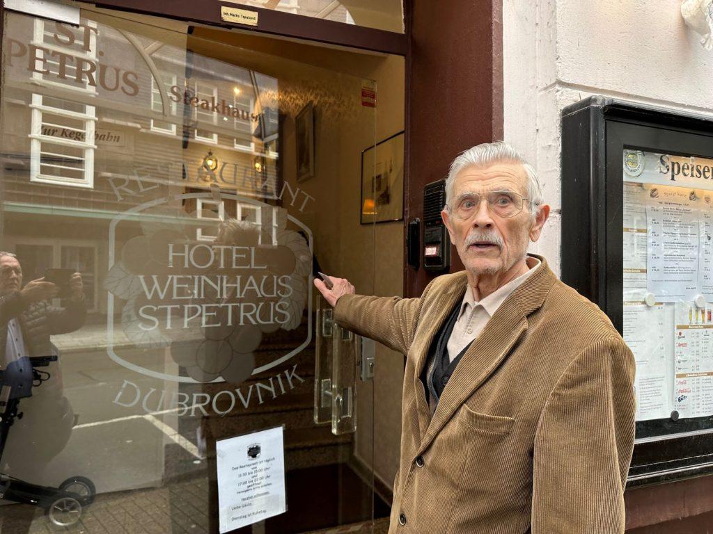 Marko Tapalović (84) ispred ulaza u svoj hotel u Gelsenkirchenu / Foto: Fenix (SIM)