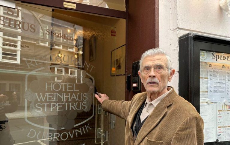 Marko Tapalović (84) ispred ulaza u svoj hotel u Gelsenkirchenu / Foto: Fenix (SIM)