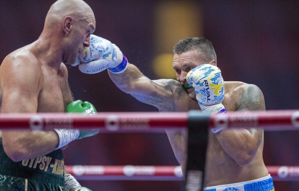 Ukrajinski boksač Oleksandar Usik postao je apsolutni svjetski prvak u teškoj kategoriji nakon što je u Rijadu na bodove nakon 12 rundi svladao Britanca Tysona Furya / Foto: Anadolu
