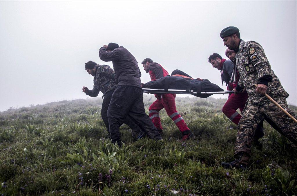 Odnošenje tijela poginulih s mjesta pada iranskog helikoptera / Foto: Anadolu