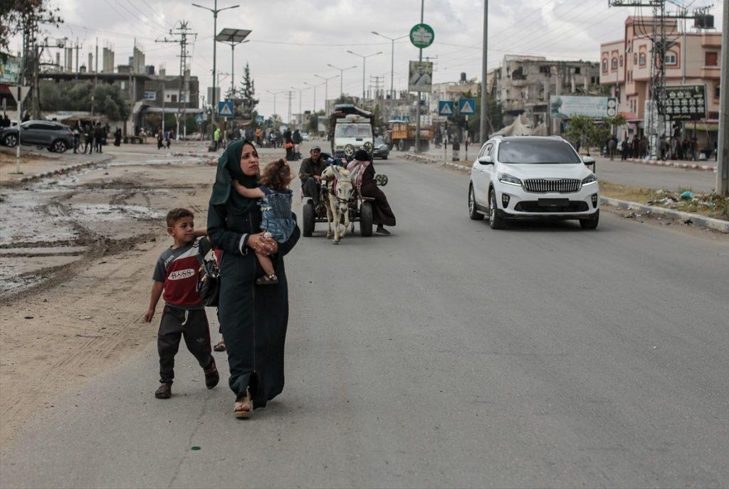 Palestinka s djecom napušta Rafah / Foto: Anadolu