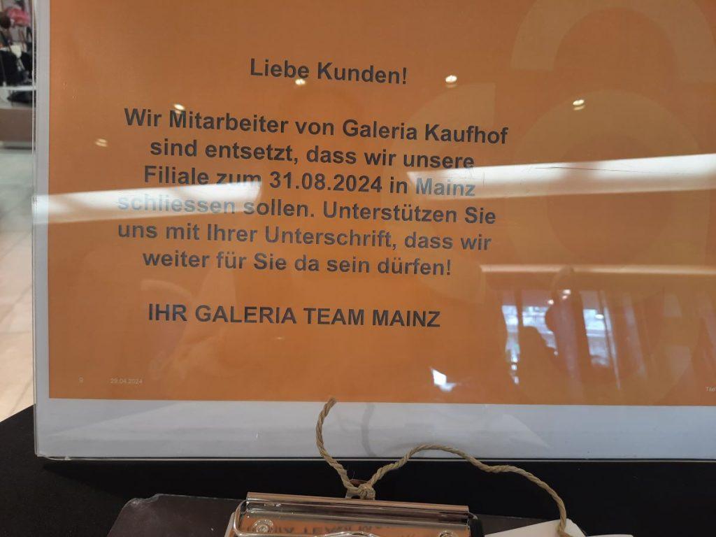 Zaposlenici Kaufhofa u Mainzu prikupljaju potpise / Foto: Fenix (MD)