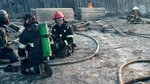 Ukrajinski vatrogasci gase požar / Foto: Anadolu