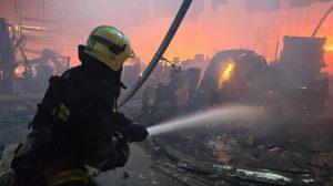 Ukrajinski vatrogasci gase požar u Harkivu / Foto: Anadolu