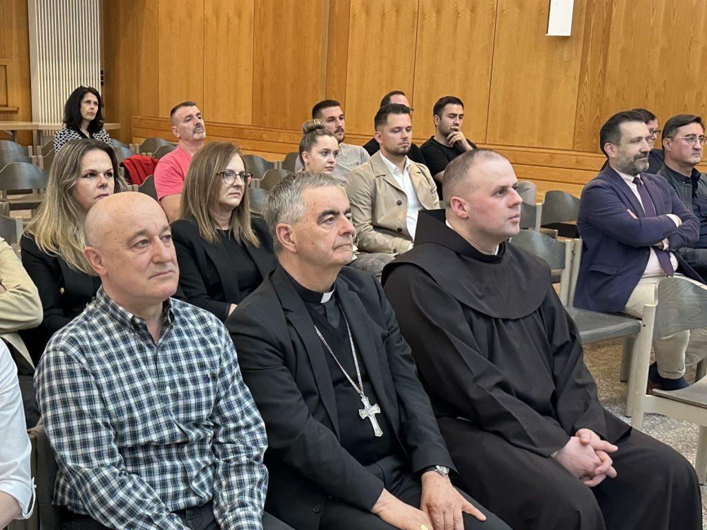 Nadbiskup dr. Nikola Eterović (u sredini) i fra Ivan Grubišić (desno) pred početak tribine u Offenbachu / Foto: Fenix (SIM)