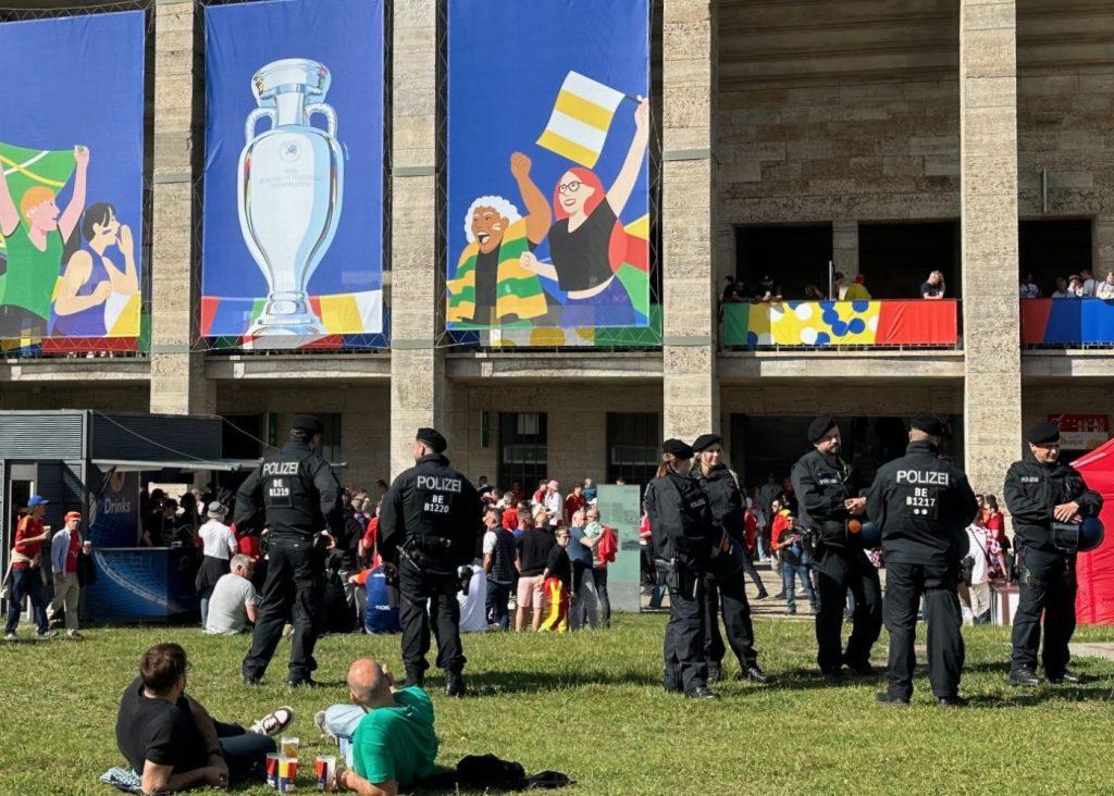 Njemačka policija ispred Olimpijskog stadiona u Berlinu / Foto: Fenix (SIM)