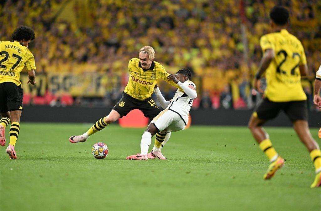 Igrac Borussije Julian Brandt s loptom / Foto: Anadolu