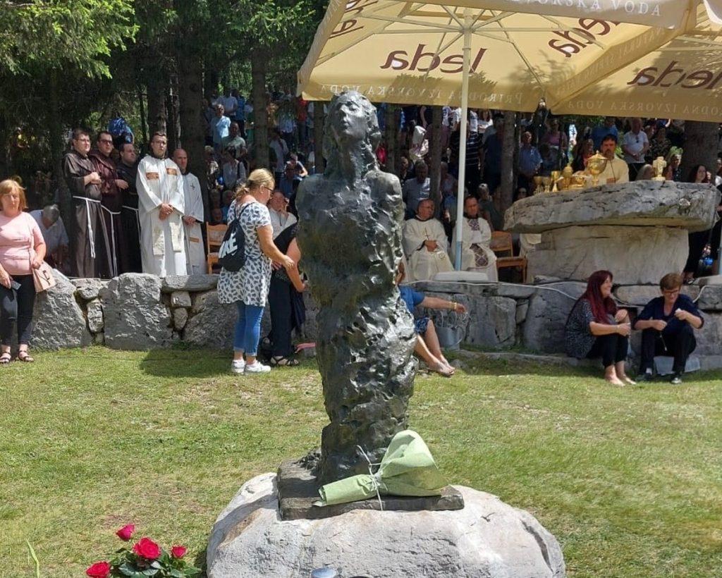 Kip Dive Grabovčeve ispred kamenog oltara na Kedžari u Vran planini / Foto: Fenix (Davor Puđa)