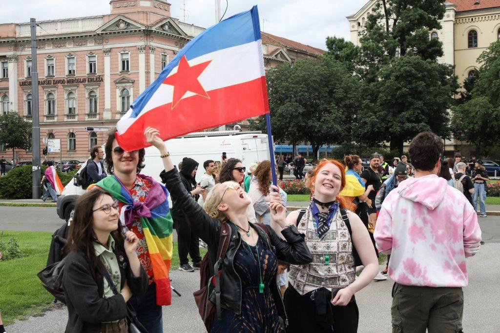 Jugoslavenska zastava na "Paradi ponosa" u Zagrebu / Foto: Hina
