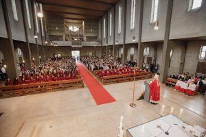 Apostolski nuncij nadbiskup Nikola Eterović tijekom propovijedi krizmanicima i njihovim obiteljima / Foto: Fenix (HKŽ Offenbach)