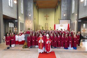 Župnik fra Ivan Grubišić i nuncij mons. Nikola Eterović s krizmanicima u Offenbachu / Foto: Fenix (HKŽ Offenbach)