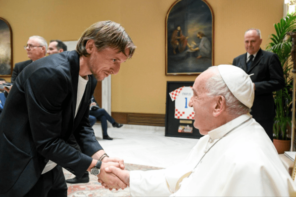 Hrvatski kapetan Luka Modrić s papom Franjom / Foto: IKA (Foto: Vatican Media)