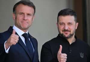 FRANCUSKI PREDSJEDNIK MU NE VJERUJE: Možda sam skeptičan, ali Putin ne djeluje baš spremno za okončanje rata u Ukrajini Francuski predsjednik Emmanuel Macrom i ukrajinski predsjednik Volodimir Zelenskij / Foto: Anadolu