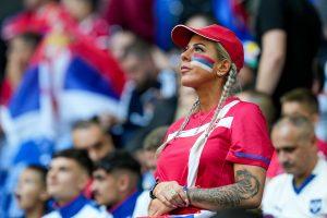 Navijačica Srbije na utakmici protiv Engleske / Foto: Anadolu