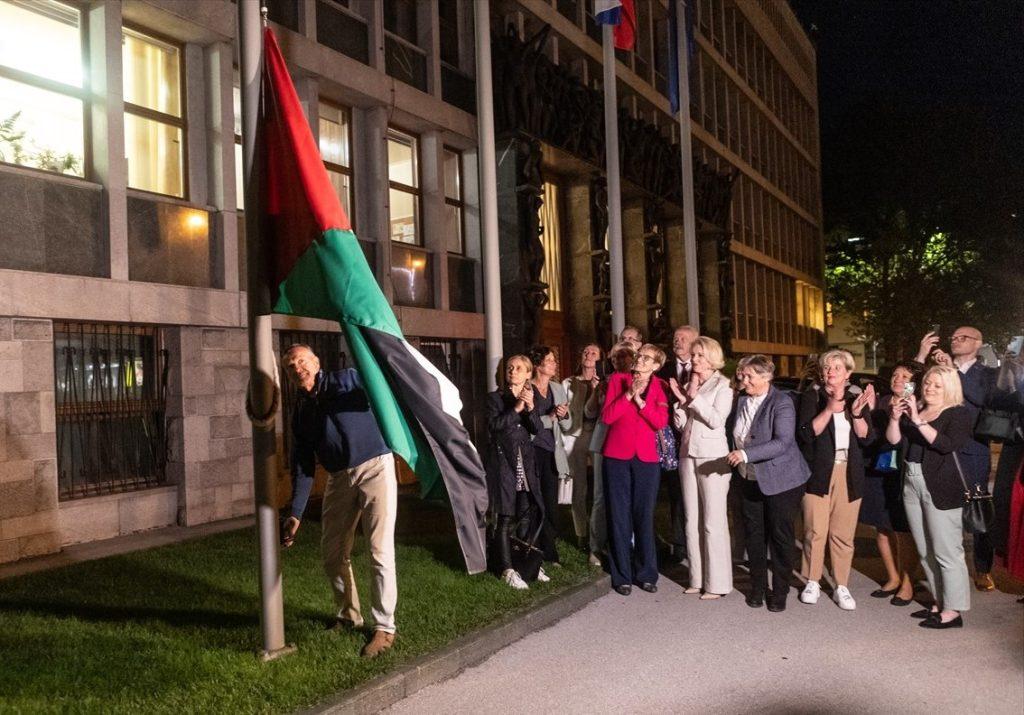 Podizanje palestinske zastave ispred zgrade Državnog zbora Slovenije / Foto: Anadolu