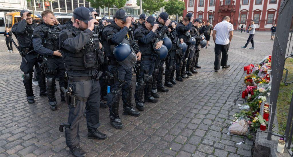 Policajci odaju počast ubijenom kolegi na mjestu ubojstva u Mannheimu / Foto: Boris Roesler/dpa