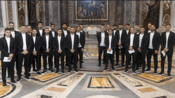 Vatreni na grobu pape Ivana Pavla II / Foto: IKA (Foto: Vatican Media)