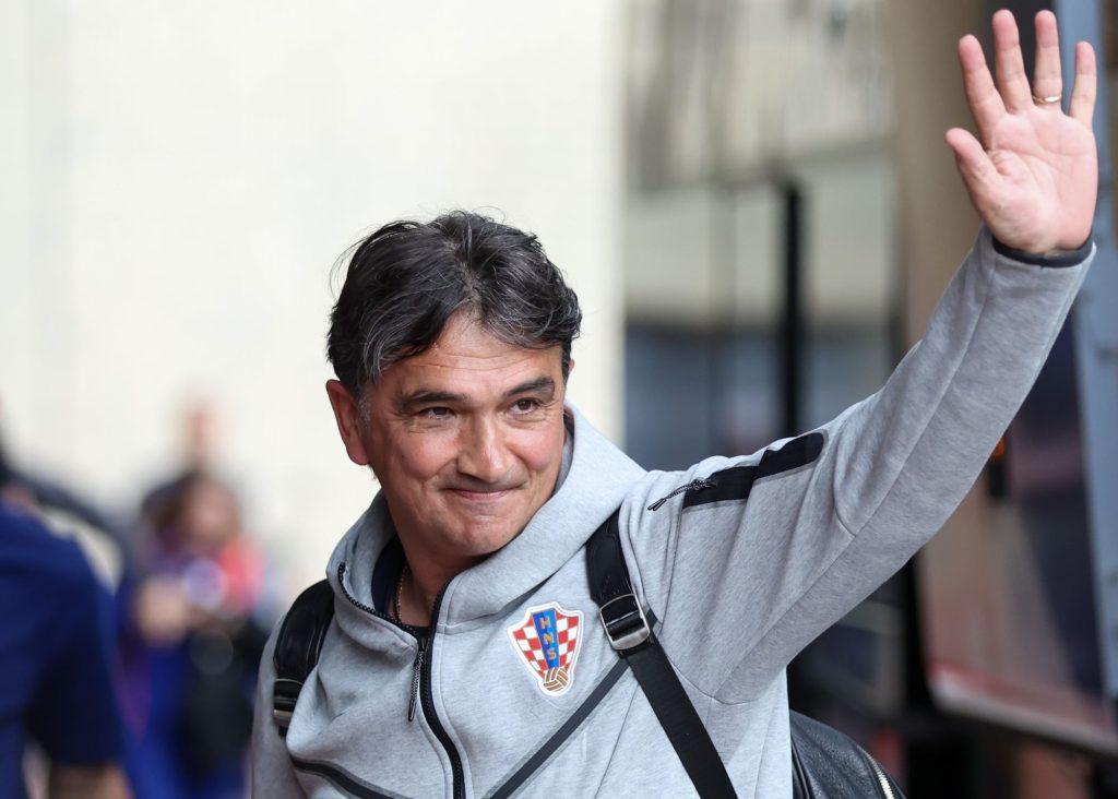 Zlatko Dalić pozdravlja navijače po dolasku u Leipzig / Foto: Hina