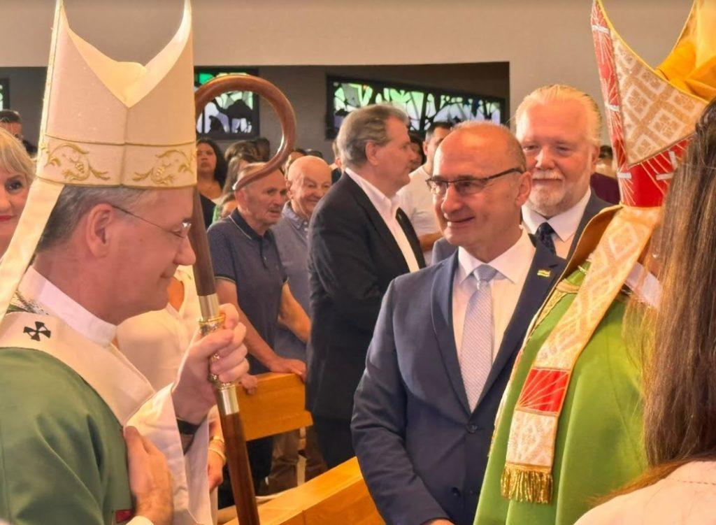 Nadbiskup Dražen Kutleša i ministar Gordan Grlić Radman nakon sv. mise prigodom obilježavanja 130 godina HBZ / Foto: Fenix (MVEP)