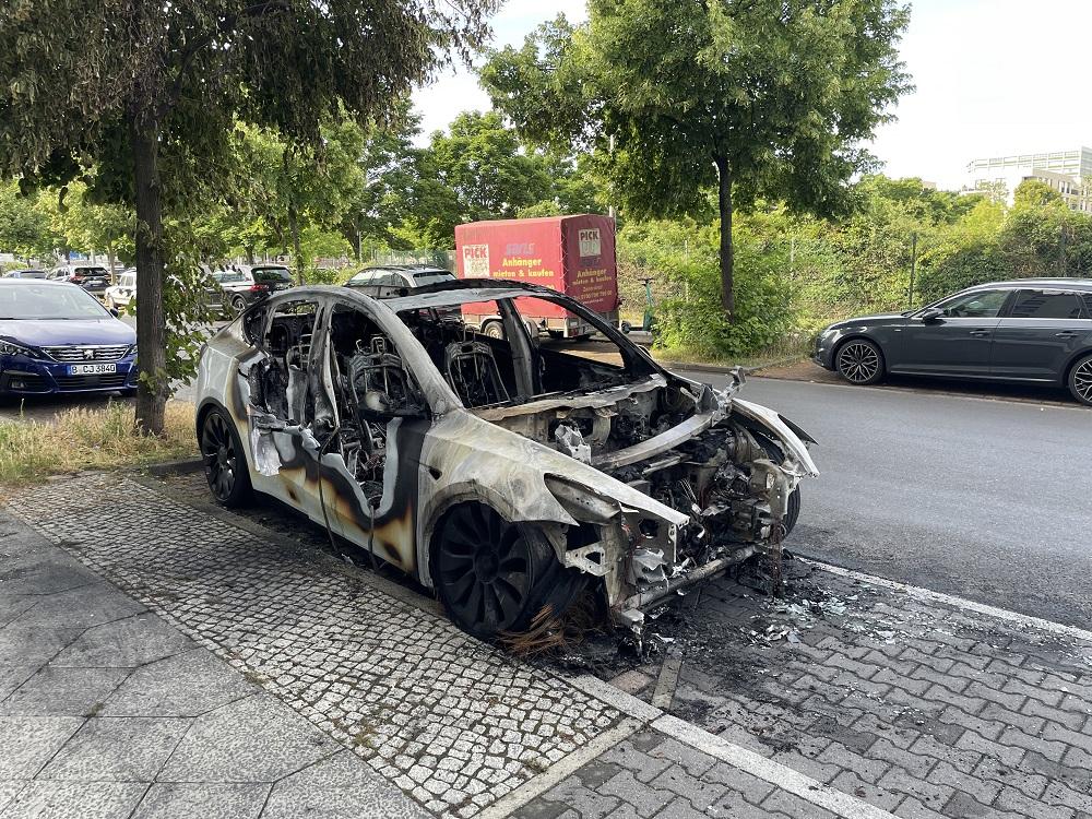 Automobil Tesla zapaljen u Berlinu / Foto: Anadolu