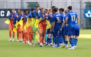 Pozdrav igrača pred utakmicu Dinamo - Šahtar / Foto: Hina