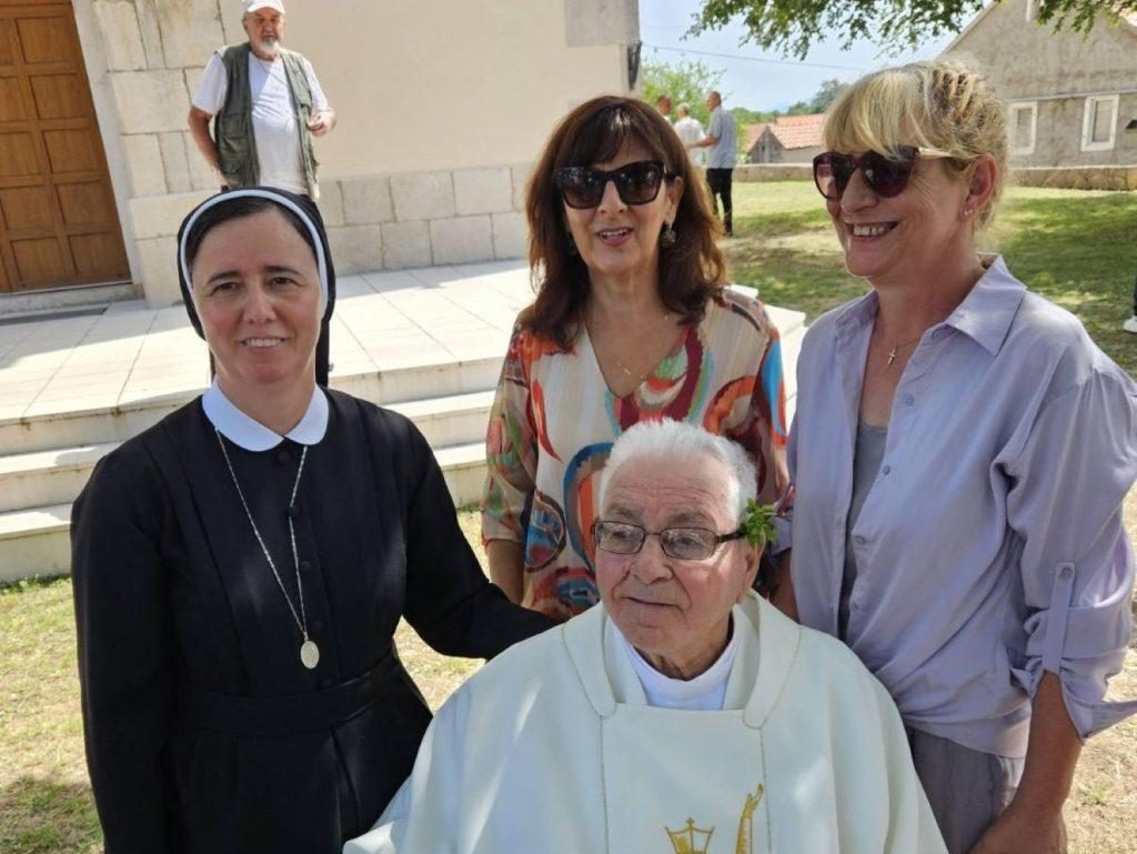 Don Jozo Njavro u rodnom Hrasnu, u Svetištu Kraljice Mira, proslavio 60 godina svog svećeništva / Foto: Fenix (M. Perić)